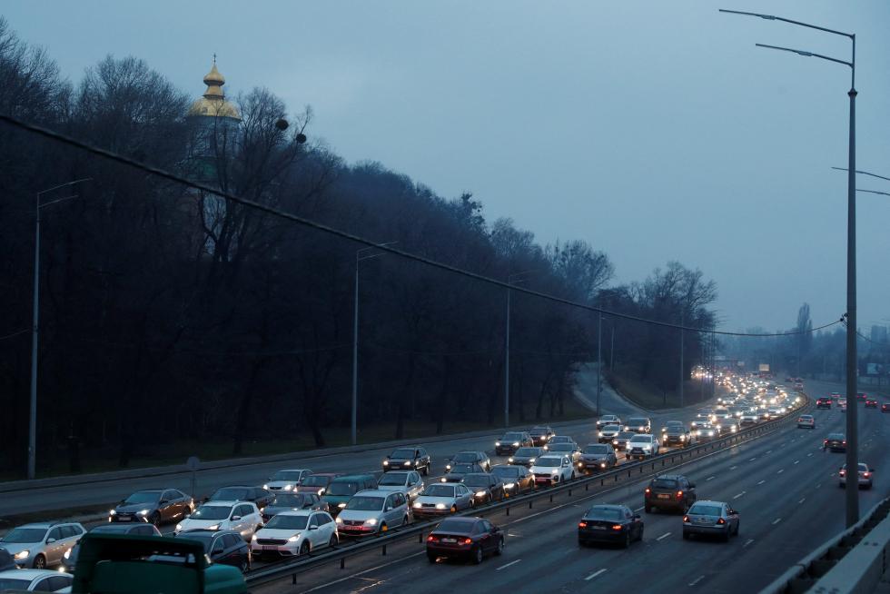 Cars drive towards the exit of the city after Russian President Vladimir Putin authorized a military operation in eastern Ukraine, in Kyiv, Ukraine February 24, 2022. REUTERS/Valentyn Ogirenko UKRAINE-CRISIS/