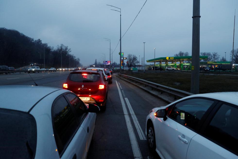 Cars drive towards the exit of the city after Russian President Vladimir Putin authorized a military operation in eastern Ukraine, in Kyiv, Ukraine February 24, 2022. REUTERS/Valentyn Ogirenko UKRAINE-CRISIS/