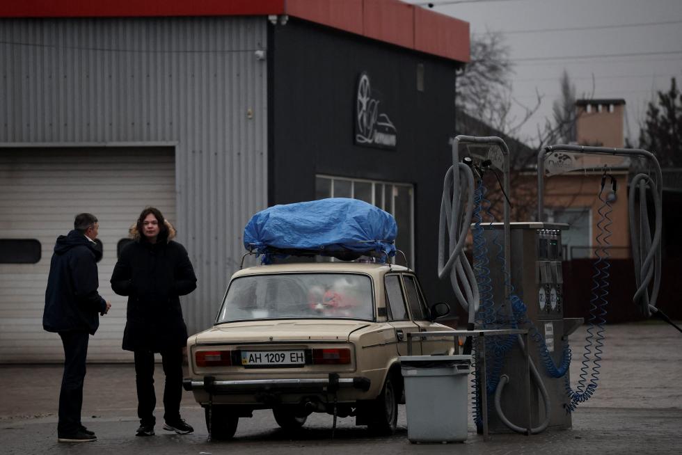 Cars stand in line near a gas station as they wait to fuel up, after Russian President Vladimir Putin authorized a military operation in eastern Ukraine, in Kyiv, Ukraine February 24, 2022. REUTERS/Valentyn Ogirenko UKRAINE-CRISIS/