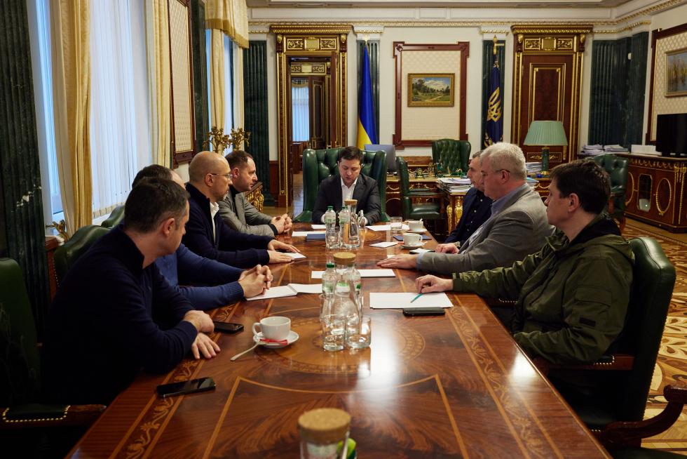 El presidente ucraniano, Volodymyr Zelensky, se reúne con los líderes políticos.