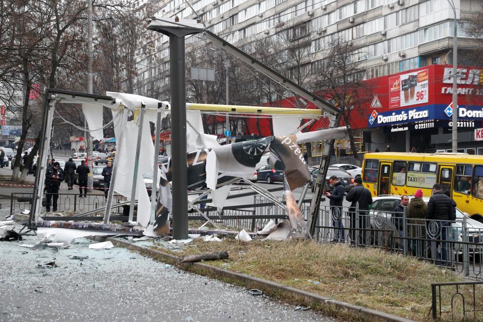 Escombros tras el aterrizaje de un misil en Kiev.