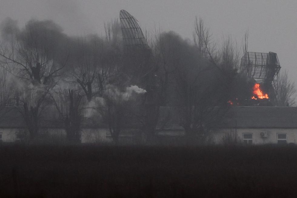Incendio en una instalación militar cerca del aeropuerto en Mariupol (Ucrania).