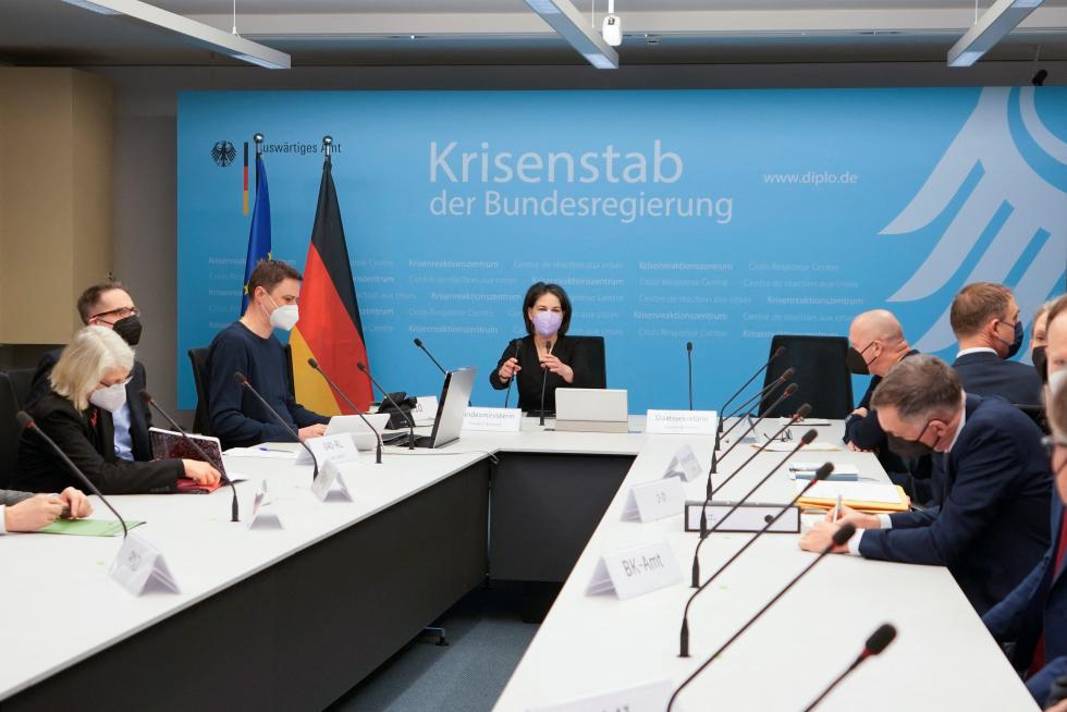 La ministra de Asuntos Exteriores de Alemania, Annalena Baerbock, convoca una reunión de crisis con el gobierno alemán por el conflicto en Ucrania.