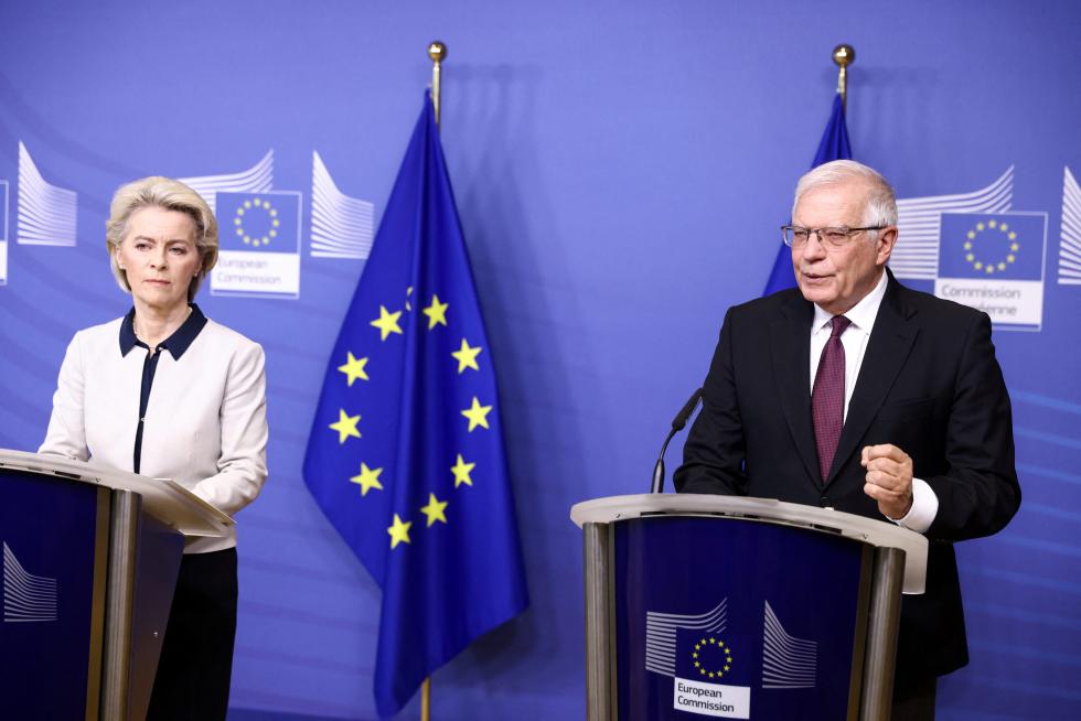 La presidenta de la Comisión Europea, Ursula von der Leyen, y el vicepresidente responsable de Política Exterior, Josep Borrell, realizan una rueda de prensa en conjunto sobre el ataque de Rusia contra Ucrania.