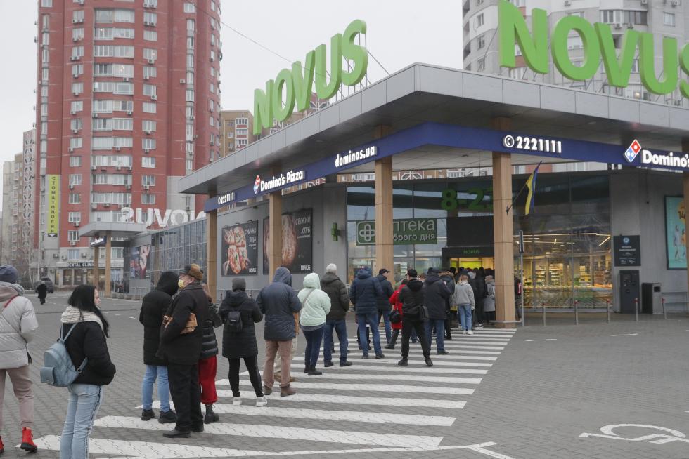 Long queues in Kiev as Russian troops enter Ukraine