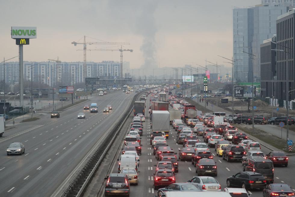 Long queues in Kiev as Russian troops enter Ukraine