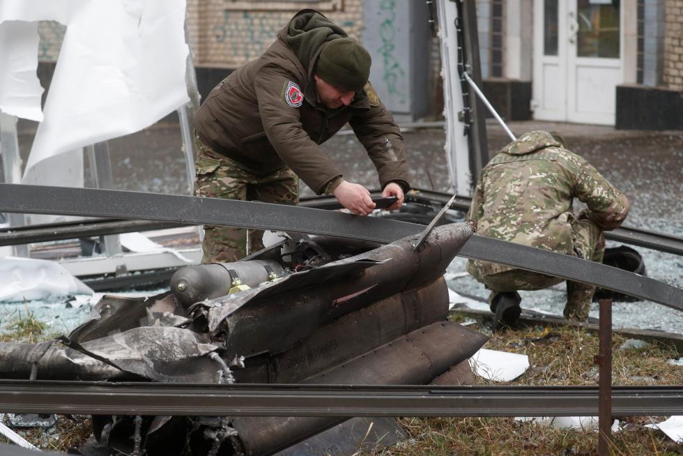 Policias ucranianos inspeccionan los restos de un misil en las calles de Kiev.