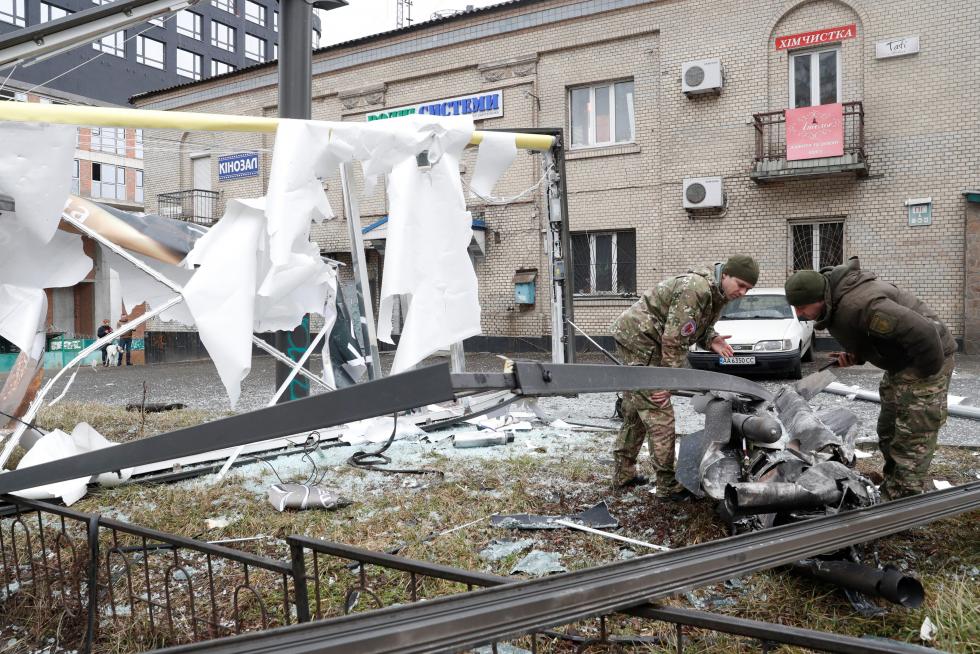 Policias ucranianos inspeccionan los restos de un misil en las calles de Kiev.
