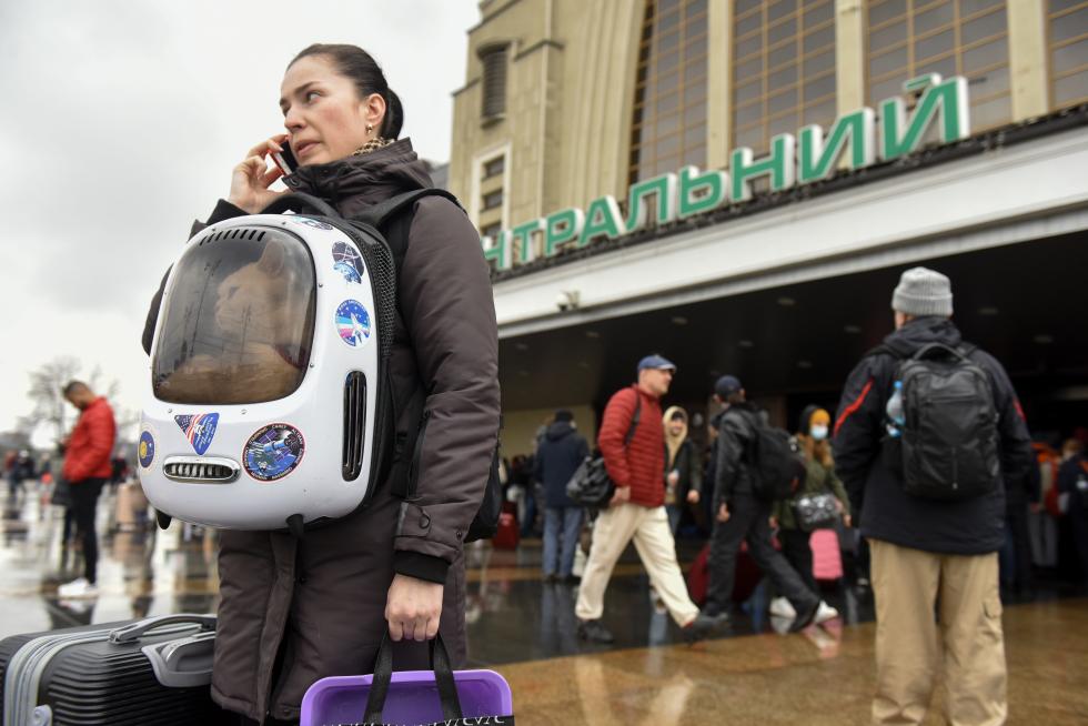 Ukraininas leave Kyiv as Russian troops enter Ukraine