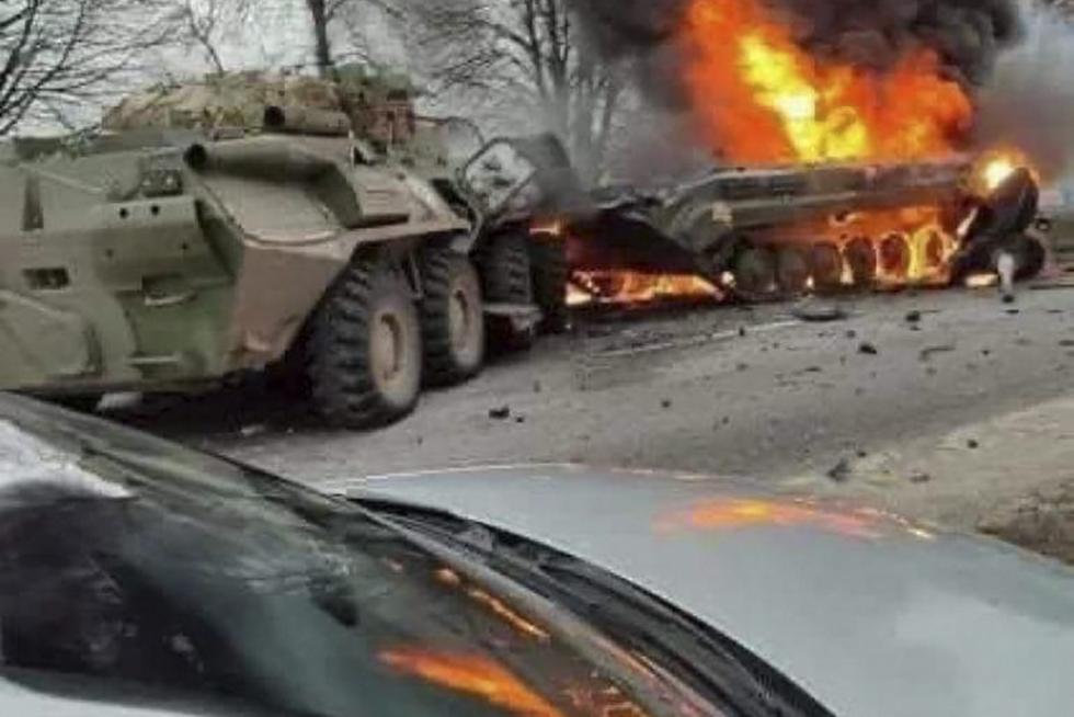 Un tanque ruso ardiendo