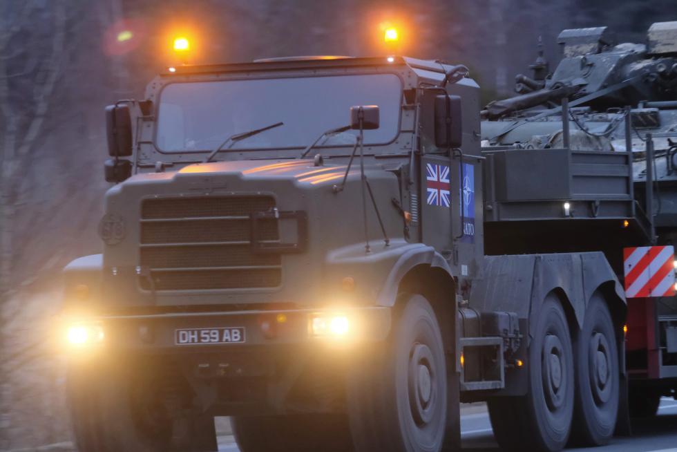 Liepupe (Latvia), 25/02/2022.- A convoy of British armoured vehicles of the Royal Welsh Battlegroup is on the way to Estonia driving through Liepupe, Latvia, 25 February 2022. British troops and equipment are heading to Estonia as part of the UK's contribution to strengthen NATO's uplift to Eastern Europe. The UK is doubling the number of personnel in Estonia and sending additional equipment, including tanks and armoured fighting vehicles, according to the British Army, to strengthen Estonia's defense capabilities following Russia's military operation in Ukraine. (Letonia, Rusia, Ucrania, Reino Unido) EFE/EPA/VALDA KALNINA
LATVIA BRITAIN UKRAINE RUSSIA CONFLICT