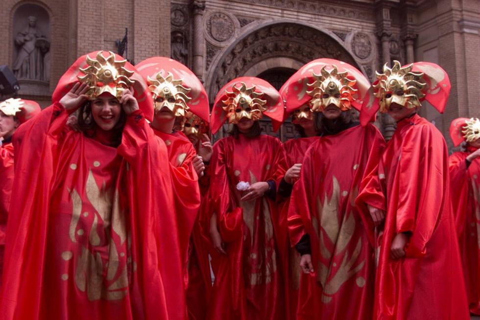 Este fin de semana, la fiesta volverá a numerosas ciudades y pueblos de Aragón. De Zaragoza a Épila pasando por Bielsa y Luco de Jiloca, los disfraces y las sonrisas volverán a ser protagonistas en los desfiles que se han organizado en los desfiles, una fiesta envuelta de tradición en numerosas localidades. Pero si alguna siente nostalgia por años pasados, recopilamos las imágenes más divertidas y coloridas del Carnaval en Aragón.