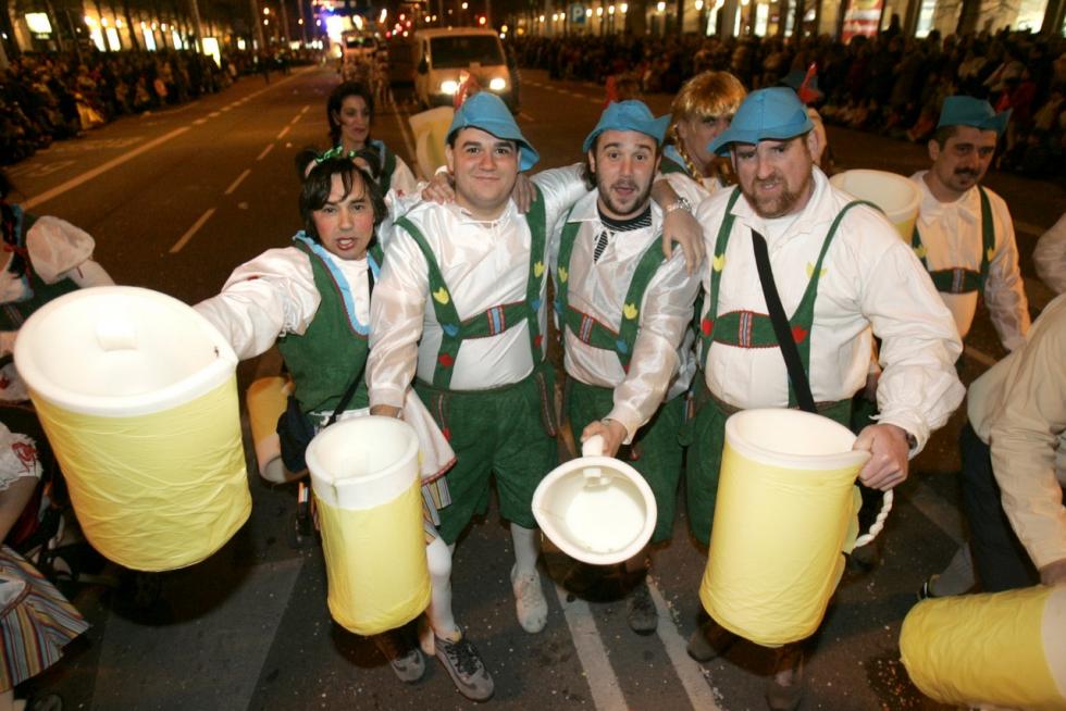 Este fin de semana, la fiesta volverá a numerosas ciudades y pueblos de Aragón. De Zaragoza a Épila pasando por Bielsa y Luco de Jiloca, los disfraces y las sonrisas volverán a ser protagonistas en los desfiles que se han organizado en los desfiles, una fiesta envuelta de tradición en numerosas localidades. Pero si alguna siente nostalgia por años pasados, recopilamos las imágenes más divertidas y coloridas del Carnaval en Aragón.