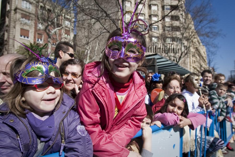Este fin de semana, la fiesta volverá a numerosas ciudades y pueblos de Aragón. De Zaragoza a Épila pasando por Bielsa y Luco de Jiloca, los disfraces y las sonrisas volverán a ser protagonistas en los desfiles que se han organizado en los desfiles, una fiesta envuelta de tradición en numerosas localidades. Pero si alguna siente nostalgia por años pasados, recopilamos las imágenes más divertidas y coloridas del Carnaval en Aragón.