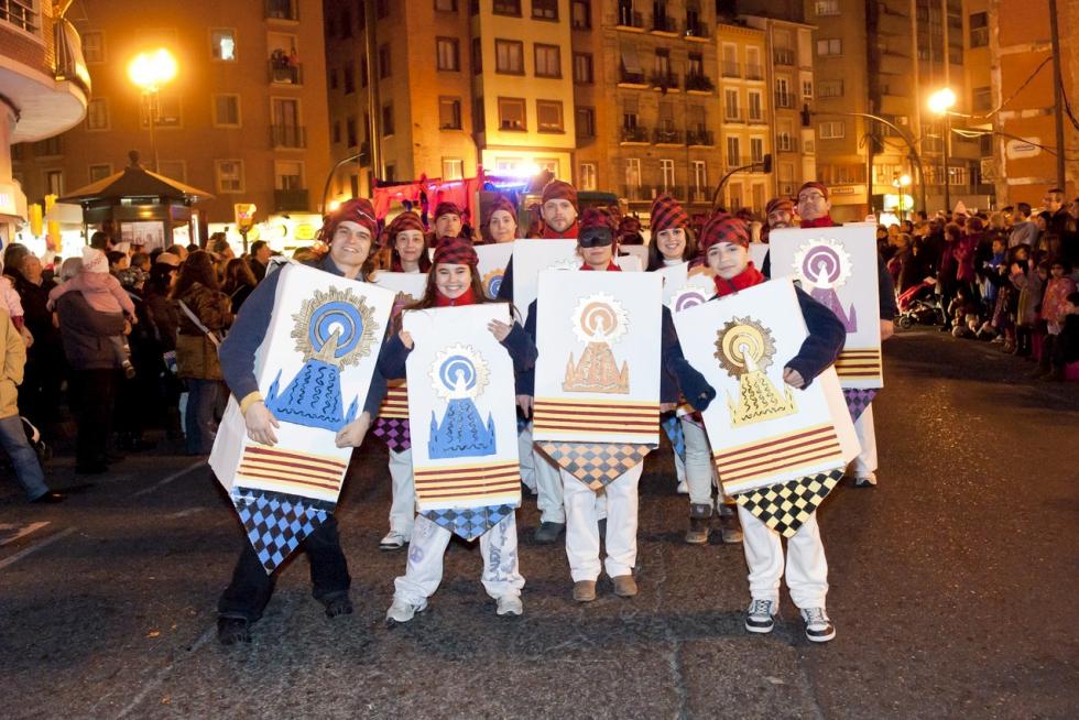 Este fin de semana, la fiesta volverá a numerosas ciudades y pueblos de Aragón. De Zaragoza a Épila pasando por Bielsa y Luco de Jiloca, los disfraces y las sonrisas volverán a ser protagonistas en los desfiles que se han organizado en los desfiles, una fiesta envuelta de tradición en numerosas localidades. Pero si alguna siente nostalgia por años pasados, recopilamos las imágenes más divertidas y coloridas del Carnaval en Aragón.