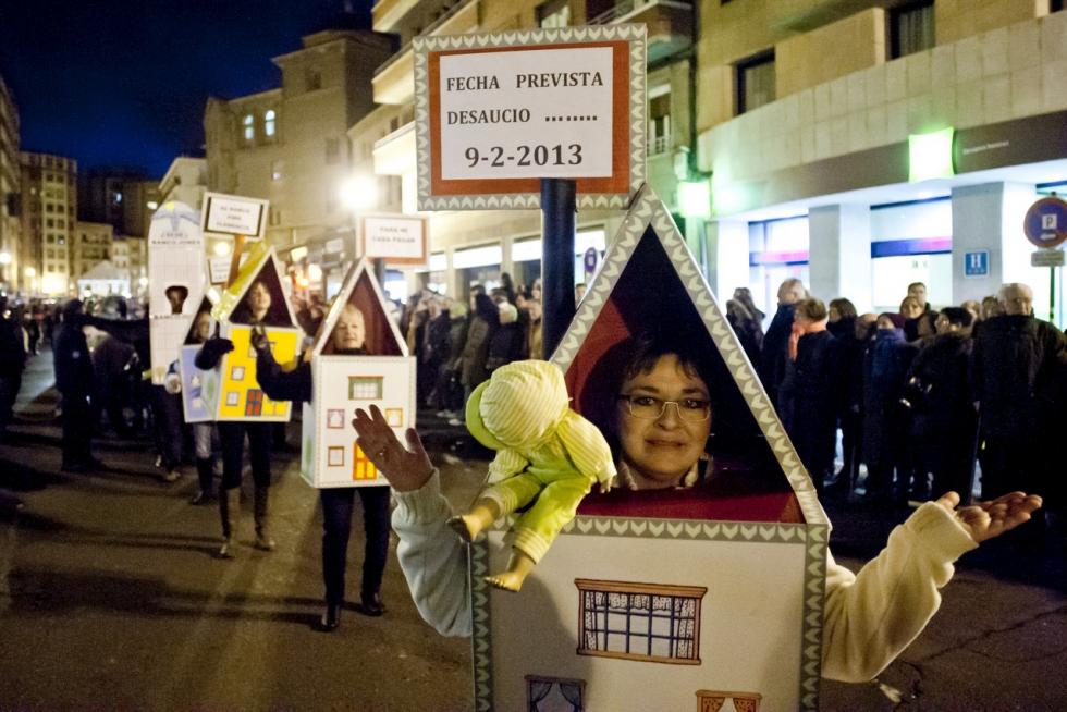 Este fin de semana, la fiesta volverá a numerosas ciudades y pueblos de Aragón. De Zaragoza a Épila pasando por Bielsa y Luco de Jiloca, los disfraces y las sonrisas volverán a ser protagonistas en los desfiles que se han organizado en los desfiles, una fiesta envuelta de tradición en numerosas localidades. Pero si alguna siente nostalgia por años pasados, recopilamos las imágenes más divertidas y coloridas del Carnaval en Aragón.