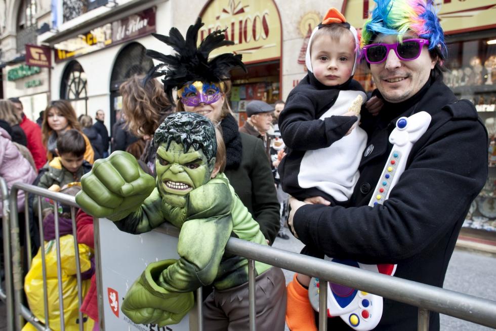 Este fin de semana, la fiesta volverá a numerosas ciudades y pueblos de Aragón. De Zaragoza a Épila pasando por Bielsa y Luco de Jiloca, los disfraces y las sonrisas volverán a ser protagonistas en los desfiles que se han organizado en los desfiles, una fiesta envuelta de tradición en numerosas localidades. Pero si alguna siente nostalgia por años pasados, recopilamos las imágenes más divertidas y coloridas del Carnaval en Aragón.