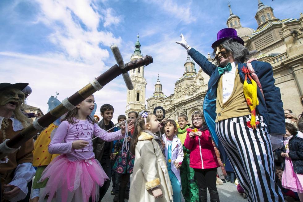 Este fin de semana, la fiesta volverá a numerosas ciudades y pueblos de Aragón. De Zaragoza a Épila pasando por Bielsa y Luco de Jiloca, los disfraces y las sonrisas volverán a ser protagonistas en los desfiles que se han organizado en los desfiles, una fiesta envuelta de tradición en numerosas localidades. Pero si alguna siente nostalgia por años pasados, recopilamos las imágenes más divertidas y coloridas del Carnaval en Aragón.