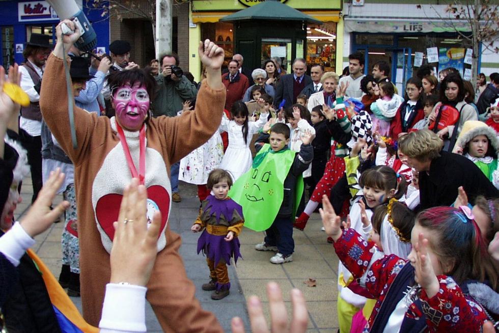 Este fin de semana, la fiesta volverá a numerosas ciudades y pueblos de Aragón. De Zaragoza a Épila pasando por Bielsa y Luco de Jiloca, los disfraces y las sonrisas volverán a ser protagonistas en los desfiles que se han organizado en los desfiles, una fiesta envuelta de tradición en numerosas localidades. Pero si alguna siente nostalgia por años pasados, recopilamos las imágenes más divertidas y coloridas del Carnaval en Aragón.