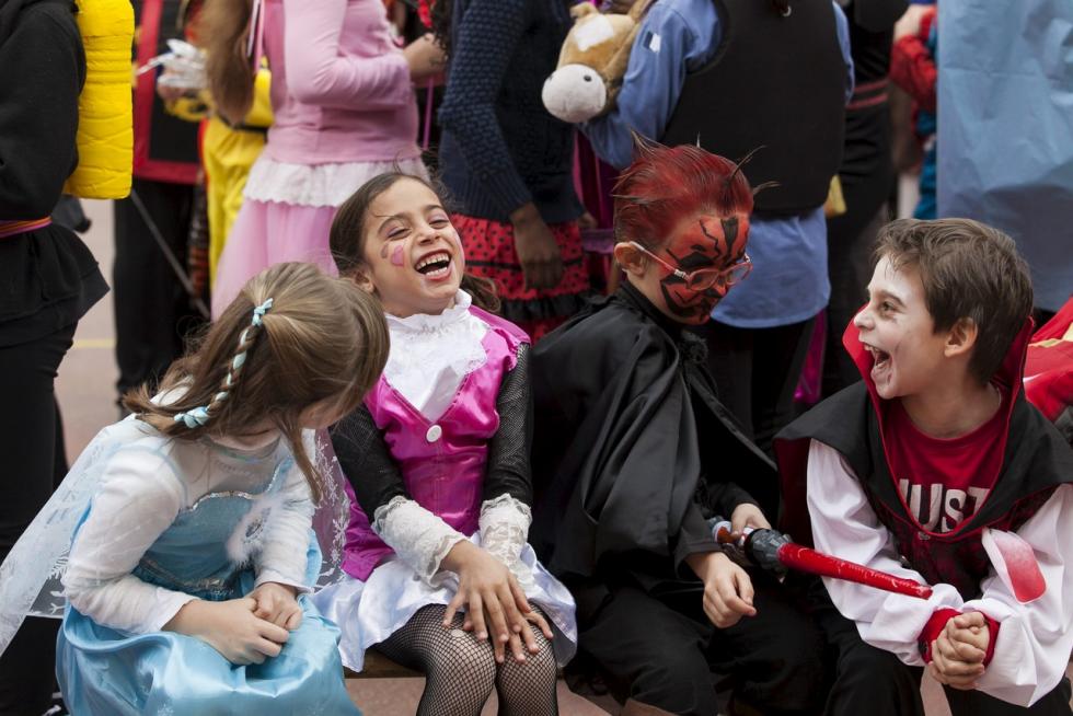 Este fin de semana, la fiesta volverá a numerosas ciudades y pueblos de Aragón. De Zaragoza a Épila pasando por Bielsa y Luco de Jiloca, los disfraces y las sonrisas volverán a ser protagonistas en los desfiles que se han organizado en los desfiles, una fiesta envuelta de tradición en numerosas localidades. Pero si alguna siente nostalgia por años pasados, recopilamos las imágenes más divertidas y coloridas del Carnaval en Aragón.