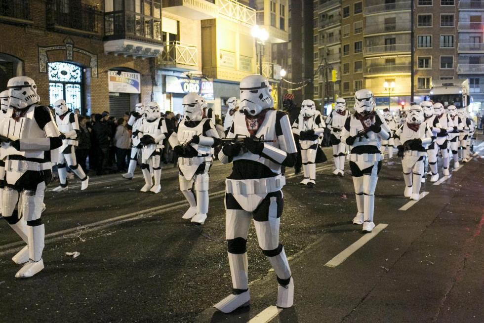 Este fin de semana, la fiesta volverá a numerosas ciudades y pueblos de Aragón. De Zaragoza a Épila pasando por Bielsa y Luco de Jiloca, los disfraces y las sonrisas volverán a ser protagonistas en los desfiles que se han organizado en los desfiles, una fiesta envuelta de tradición en numerosas localidades. Pero si alguna siente nostalgia por años pasados, recopilamos las imágenes más divertidas y coloridas del Carnaval en Aragón.