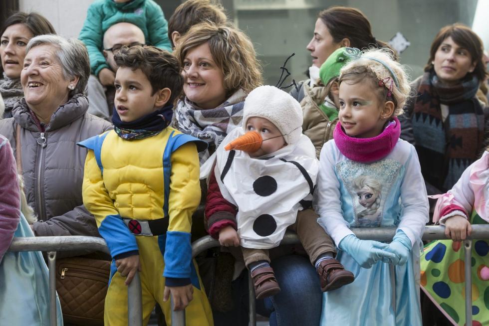 Este fin de semana, la fiesta volverá a numerosas ciudades y pueblos de Aragón. De Zaragoza a Épila pasando por Bielsa y Luco de Jiloca, los disfraces y las sonrisas volverán a ser protagonistas en los desfiles que se han organizado en los desfiles, una fiesta envuelta de tradición en numerosas localidades. Pero si alguna siente nostalgia por años pasados, recopilamos las imágenes más divertidas y coloridas del Carnaval en Aragón.