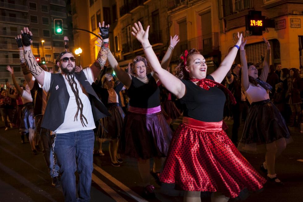 Este fin de semana, la fiesta volverá a numerosas ciudades y pueblos de Aragón. De Zaragoza a Épila pasando por Bielsa y Luco de Jiloca, los disfraces y las sonrisas volverán a ser protagonistas en los desfiles que se han organizado en los desfiles, una fiesta envuelta de tradición en numerosas localidades. Pero si alguna siente nostalgia por años pasados, recopilamos las imágenes más divertidas y coloridas del Carnaval en Aragón.
