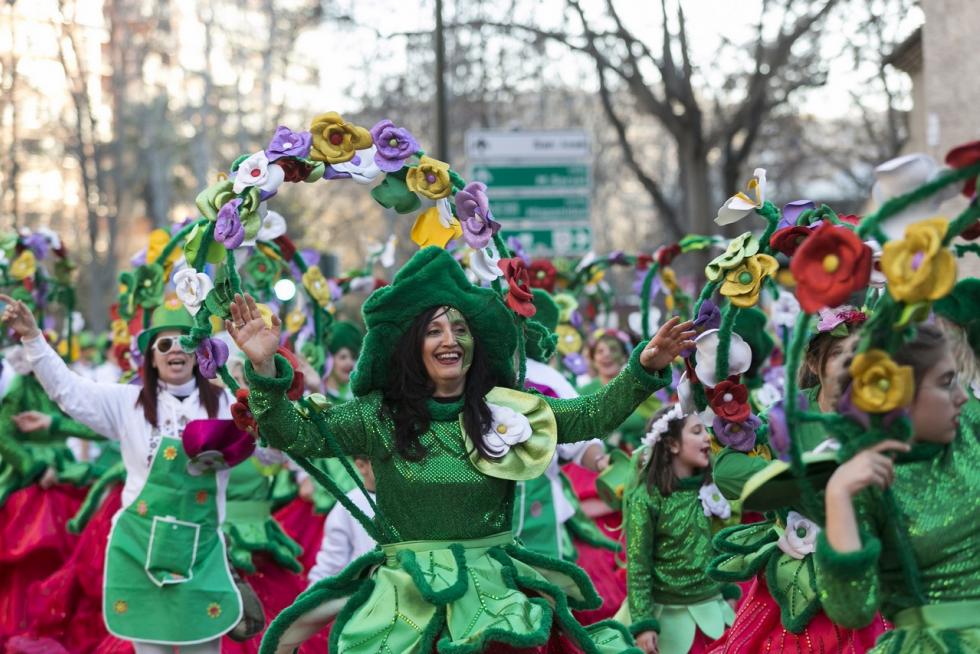 Este fin de semana, la fiesta volverá a numerosas ciudades y pueblos de Aragón. De Zaragoza a Épila pasando por Bielsa y Luco de Jiloca, los disfraces y las sonrisas volverán a ser protagonistas en los desfiles que se han organizado en los desfiles, una fiesta envuelta de tradición en numerosas localidades. Pero si alguna siente nostalgia por años pasados, recopilamos las imágenes más divertidas y coloridas del Carnaval en Aragón.