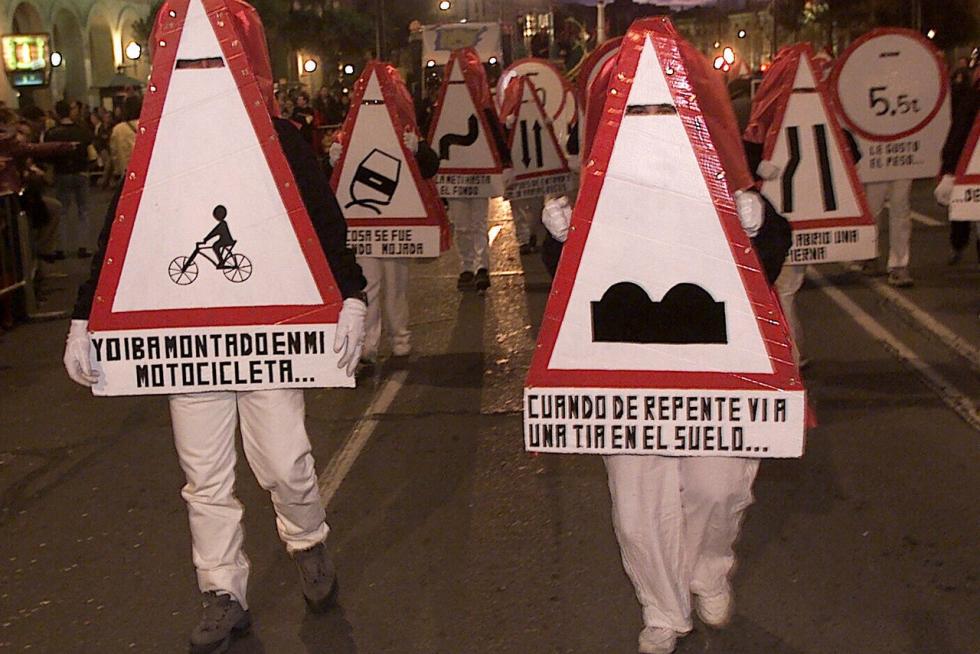 Este fin de semana, la fiesta volverá a numerosas ciudades y pueblos de Aragón. De Zaragoza a Épila pasando por Bielsa y Luco de Jiloca, los disfraces y las sonrisas volverán a ser protagonistas en los desfiles que se han organizado en los desfiles, una fiesta envuelta de tradición en numerosas localidades. Pero si alguna siente nostalgia por años pasados, recopilamos las imágenes más divertidas y coloridas del Carnaval en Aragón.