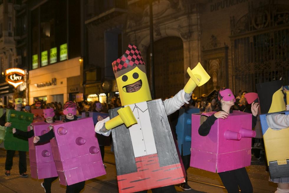 Este fin de semana, la fiesta volverá a numerosas ciudades y pueblos de Aragón. De Zaragoza a Épila pasando por Bielsa y Luco de Jiloca, los disfraces y las sonrisas volverán a ser protagonistas en los desfiles que se han organizado en los desfiles, una fiesta envuelta de tradición en numerosas localidades. Pero si alguna siente nostalgia por años pasados, recopilamos las imágenes más divertidas y coloridas del Carnaval en Aragón.