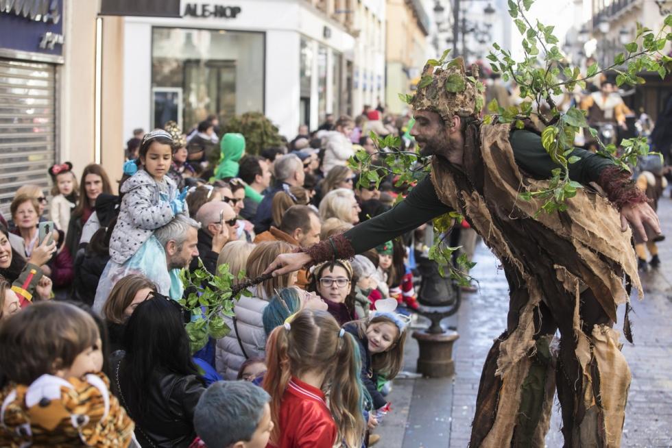 Este fin de semana, la fiesta volverá a numerosas ciudades y pueblos de Aragón. De Zaragoza a Épila pasando por Bielsa y Luco de Jiloca, los disfraces y las sonrisas volverán a ser protagonistas en los desfiles que se han organizado en los desfiles, una fiesta envuelta de tradición en numerosas localidades. Pero si alguna siente nostalgia por años pasados, recopilamos las imágenes más divertidas y coloridas del Carnaval en Aragón.
