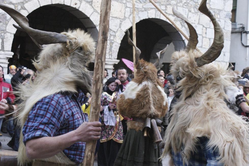 Este fin de semana, la fiesta volverá a numerosas ciudades y pueblos de Aragón. De Zaragoza a Épila pasando por Bielsa y Luco de Jiloca, los disfraces y las sonrisas volverán a ser protagonistas en los desfiles que se han organizado en los desfiles, una fiesta envuelta de tradición en numerosas localidades. Pero si alguna siente nostalgia por años pasados, recopilamos las imágenes más divertidas y coloridas del Carnaval en Aragón.
