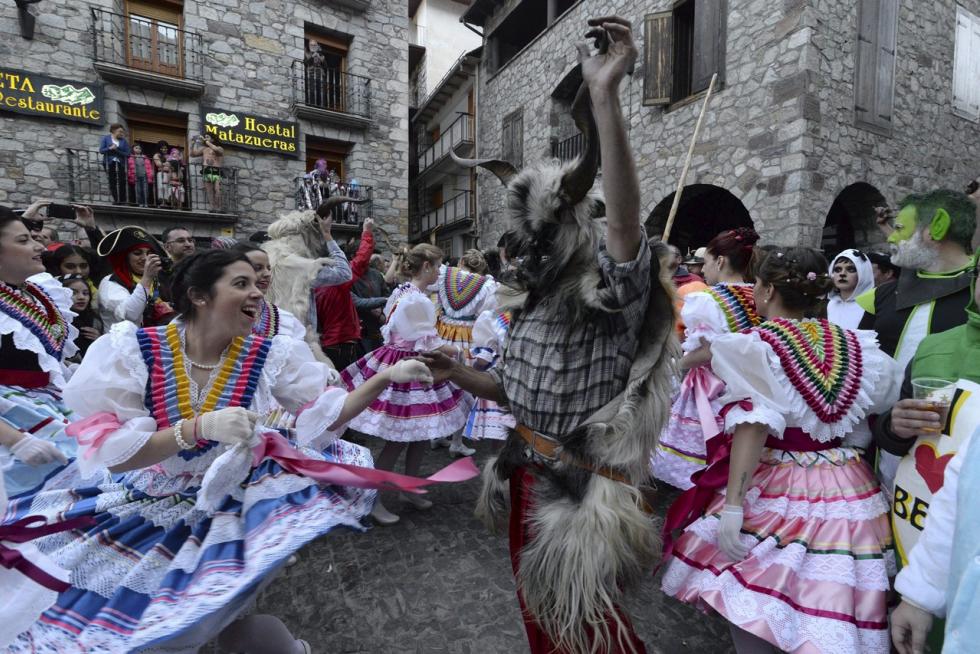 Este fin de semana, la fiesta volverá a numerosas ciudades y pueblos de Aragón. De Zaragoza a Épila pasando por Bielsa y Luco de Jiloca, los disfraces y las sonrisas volverán a ser protagonistas en los desfiles que se han organizado en los desfiles, una fiesta envuelta de tradición en numerosas localidades. Pero si alguna siente nostalgia por años pasados, recopilamos las imágenes más divertidas y coloridas del Carnaval en Aragón.