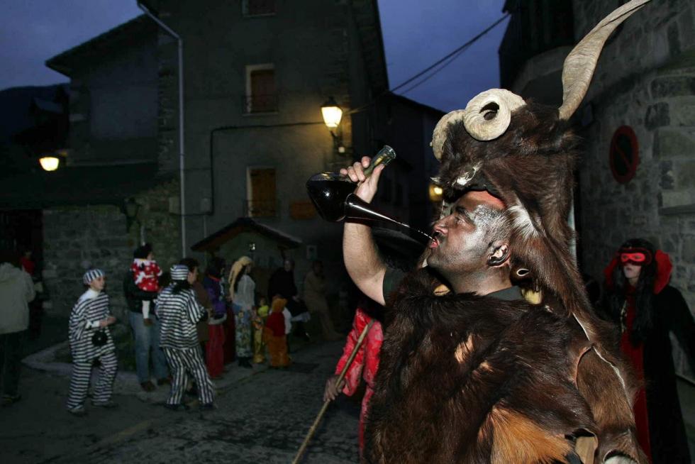 Este fin de semana, la fiesta volverá a numerosas ciudades y pueblos de Aragón. De Zaragoza a Épila pasando por Bielsa y Luco de Jiloca, los disfraces y las sonrisas volverán a ser protagonistas en los desfiles que se han organizado en los desfiles, una fiesta envuelta de tradición en numerosas localidades. Pero si alguna siente nostalgia por años pasados, recopilamos las imágenes más divertidas y coloridas del Carnaval en Aragón.