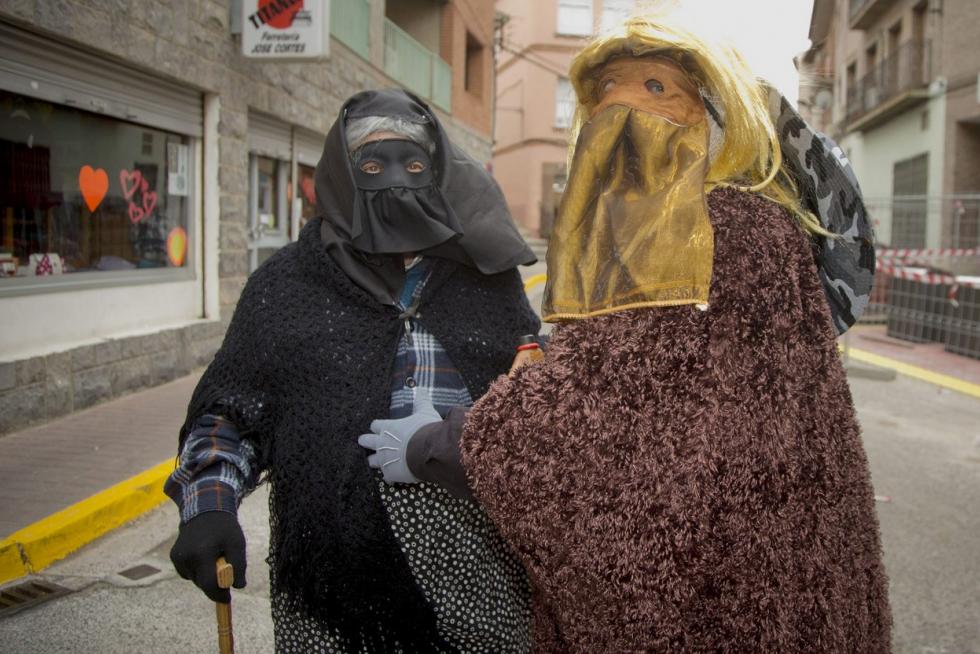 Este fin de semana, la fiesta volverá a numerosas ciudades y pueblos de Aragón. De Zaragoza a Épila pasando por Bielsa y Luco de Jiloca, los disfraces y las sonrisas volverán a ser protagonistas en los desfiles que se han organizado en los desfiles, una fiesta envuelta de tradición en numerosas localidades. Pero si alguna siente nostalgia por años pasados, recopilamos las imágenes más divertidas y coloridas del Carnaval en Aragón.