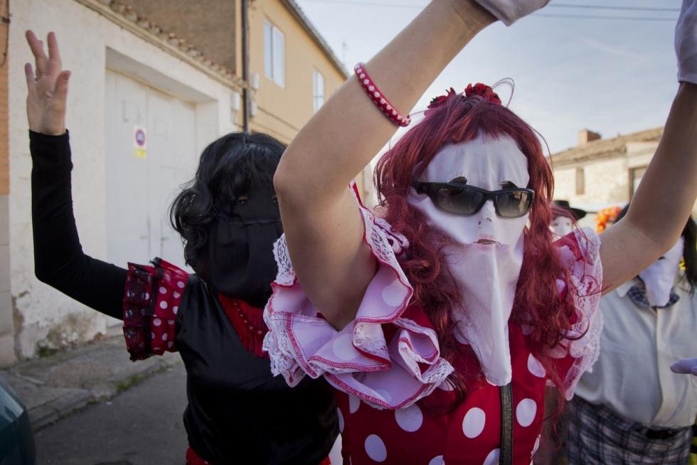 Este fin de semana, la fiesta volverá a numerosas ciudades y pueblos de Aragón. De Zaragoza a Épila pasando por Bielsa y Luco de Jiloca, los disfraces y las sonrisas volverán a ser protagonistas en los desfiles que se han organizado en los desfiles, una fiesta envuelta de tradición en numerosas localidades. Pero si alguna siente nostalgia por años pasados, recopilamos las imágenes más divertidas y coloridas del Carnaval en Aragón.
