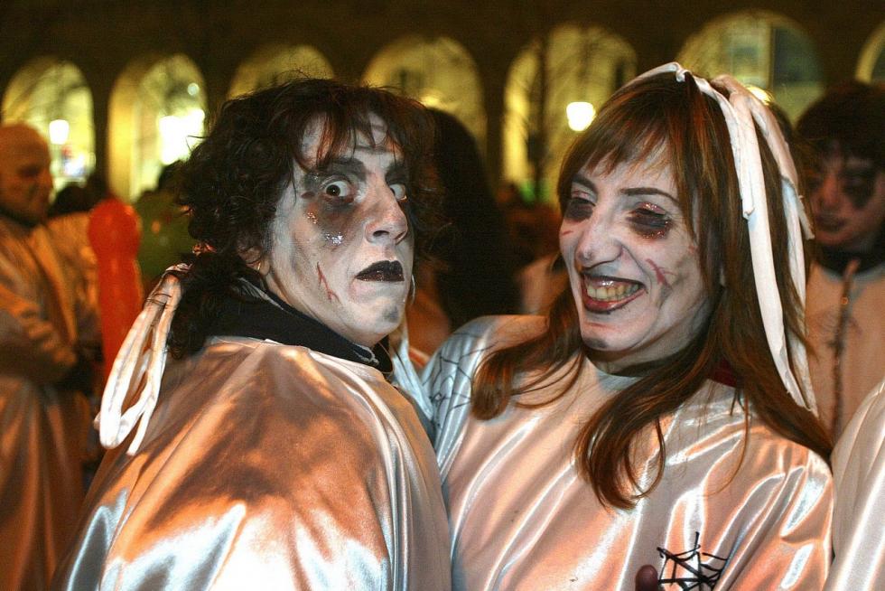 Este fin de semana, la fiesta volverá a numerosas ciudades y pueblos de Aragón. De Zaragoza a Épila pasando por Bielsa y Luco de Jiloca, los disfraces y las sonrisas volverán a ser protagonistas en los desfiles que se han organizado en los desfiles, una fiesta envuelta de tradición en numerosas localidades. Pero si alguna siente nostalgia por años pasados, recopilamos las imágenes más divertidas y coloridas del Carnaval en Aragón.