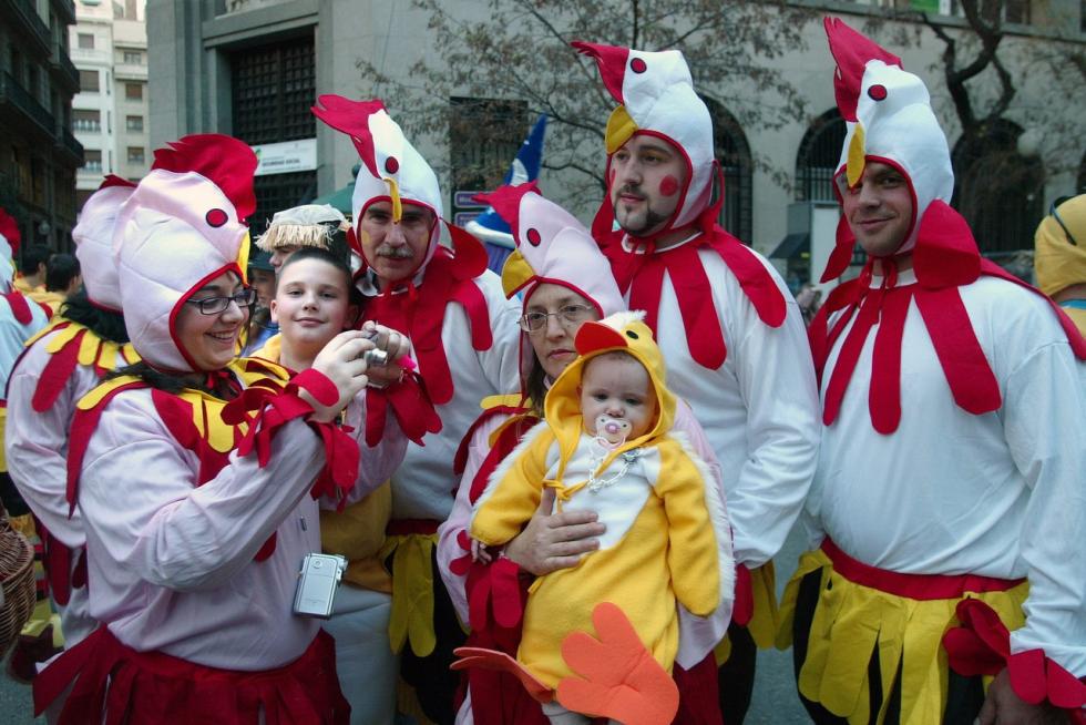 Este fin de semana, la fiesta volverá a numerosas ciudades y pueblos de Aragón. De Zaragoza a Épila pasando por Bielsa y Luco de Jiloca, los disfraces y las sonrisas volverán a ser protagonistas en los desfiles que se han organizado en los desfiles, una fiesta envuelta de tradición en numerosas localidades. Pero si alguna siente nostalgia por años pasados, recopilamos las imágenes más divertidas y coloridas del Carnaval en Aragón.