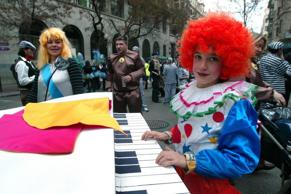 Este fin de semana, la fiesta volverá a numerosas ciudades y pueblos de Aragón. De Zaragoza a Épila pasando por Bielsa y Luco de Jiloca, los disfraces y las sonrisas volverán a ser protagonistas en los desfiles que se han organizado en los desfiles, una fiesta envuelta de tradición en numerosas localidades. Pero si alguna siente nostalgia por años pasados, recopilamos las imágenes más divertidas y coloridas del Carnaval en Aragón.