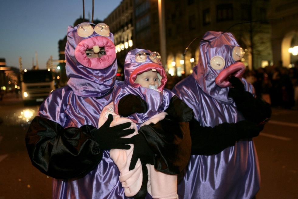 Este fin de semana, la fiesta volverá a numerosas ciudades y pueblos de Aragón. De Zaragoza a Épila pasando por Bielsa y Luco de Jiloca, los disfraces y las sonrisas volverán a ser protagonistas en los desfiles que se han organizado en los desfiles, una fiesta envuelta de tradición en numerosas localidades. Pero si alguna siente nostalgia por años pasados, recopilamos las imágenes más divertidas y coloridas del Carnaval en Aragón.