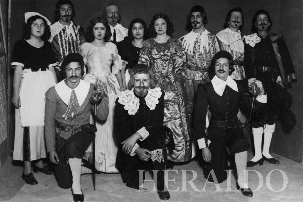 Disfraces durante una fiesta de Carnaval en Zaragoza. Década de 1930.