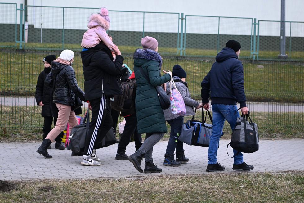 Los ciudadanos ucranianos continúan huyendo del país por la frontera con Polonia.