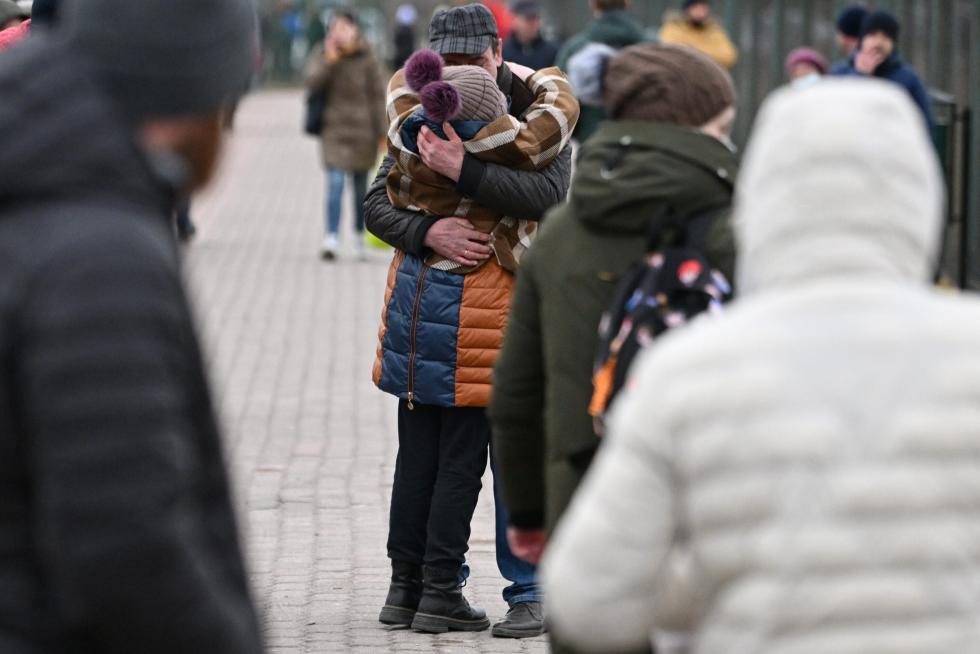 Los ciudadanos ucranianos continúan huyendo del país por la frontera con Polonia.