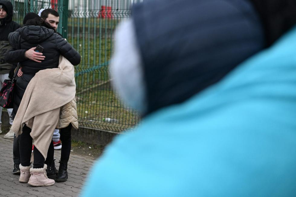 Los ciudadanos ucranianos continúan huyendo del país por la frontera con Polonia.