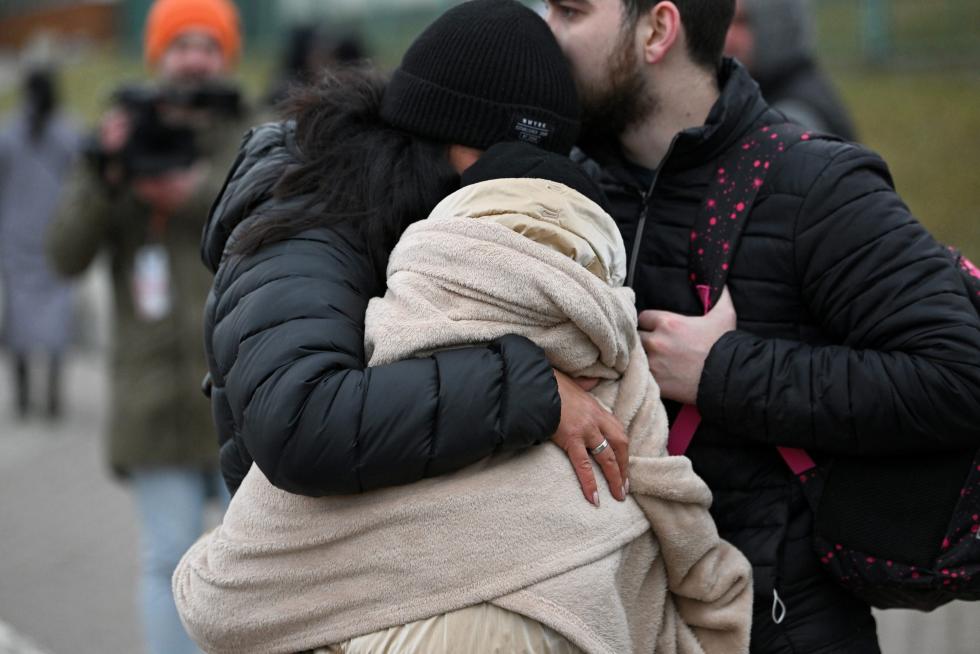 Los ciudadanos ucranianos continúan huyendo del país por la frontera con Polonia.