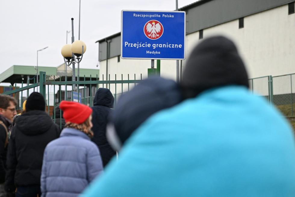 Los ciudadanos ucranianos continúan huyendo del país por la frontera con Polonia.