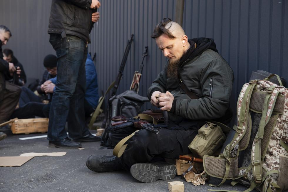 Reparto de armas entre la defensa civil en Kiev.