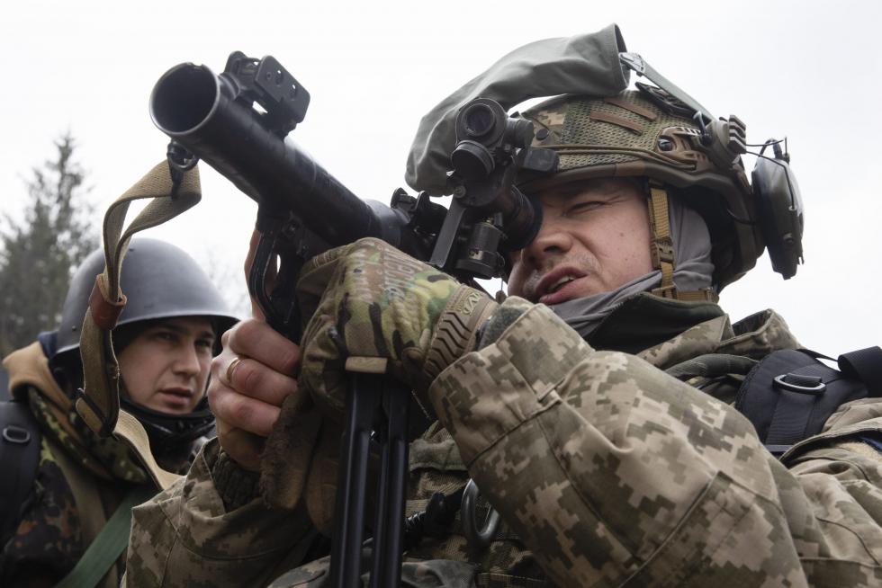 Reparto de armas entre la defensa civil en Kiev.