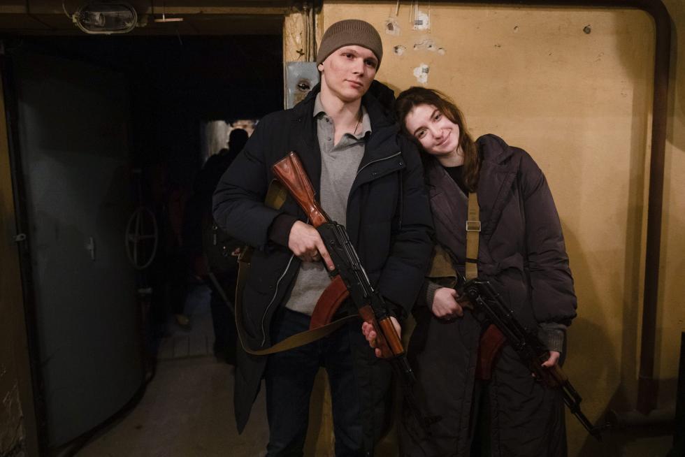 Reparto de armas entre la defensa civil en Kiev.