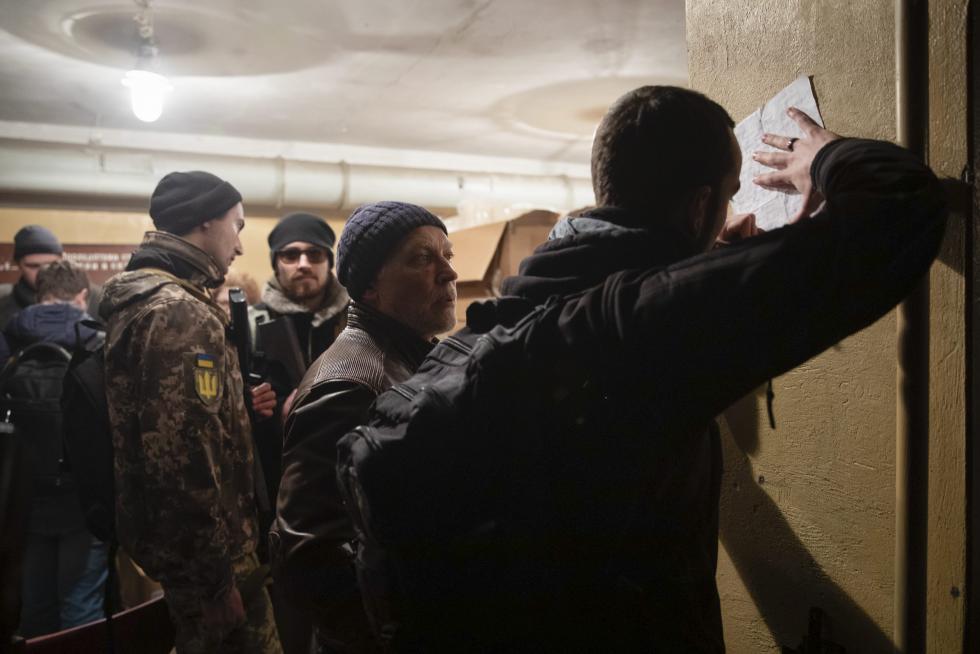 Reparto de armas entre la defensa civil en Kiev.